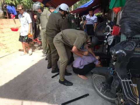 Khống chế thành công nam thanh niên ôm bình gas đòi tự sát vì mẹ không cho tiền đi chơi
