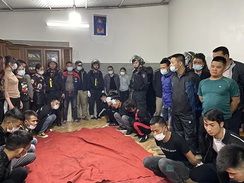 Triệt phá tụ điểm đánh bạc quy mô lớn thu giữ hơn 400 triệu đồng