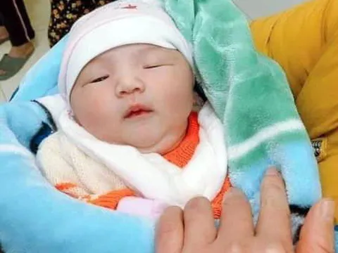 Bé gái sơ sinh nặng 4 kg bị bỏ rơi ở lề đường kèm lá thư 'nhờ nuôi giúp cháu khôn lớn'