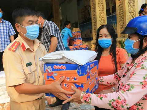 An Giang: Phòng CSGT đường bộ Công an tỉnh An Giang tặng 200 suất quà cho các gia đình có hoàn cảnh khó khăn