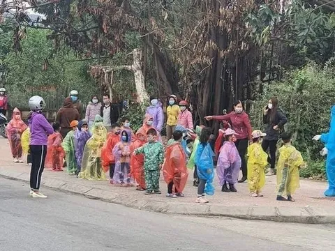 Xót xa hình ảnh các em nhỏ mẫu giáo trùm áo mưa, đeo khẩu trang kín mít trong khu cách ly tập trung