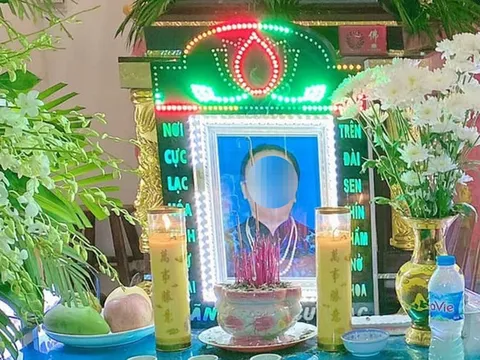 Người phụ nữ cùng con trai đi mua quan tài để làm đám tang giả cho chính mình