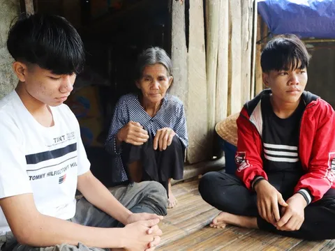 Bố mẹ mất khi đi làm thuê, 2 anh em sống lay lắt bên bà ngoại già yếu: 'Có bữa nhà hết gạo, con phải nhịn đói đi học'