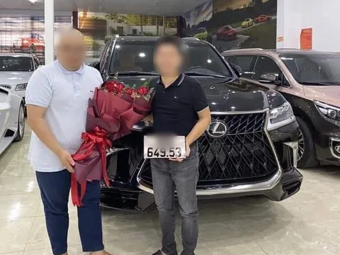 Mua xe tiền tỷ nhưng khi nhận, người đàn ông bỗng 'cười ra nước mắt', nhìn biển số tất cả đều hiểu