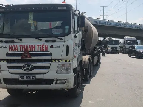 Ôm cua lên cao tốc TP HCM - Long Thành - Dầu Giây, người đàn ông bị xe bồn cuốn vào gầm chết thảm