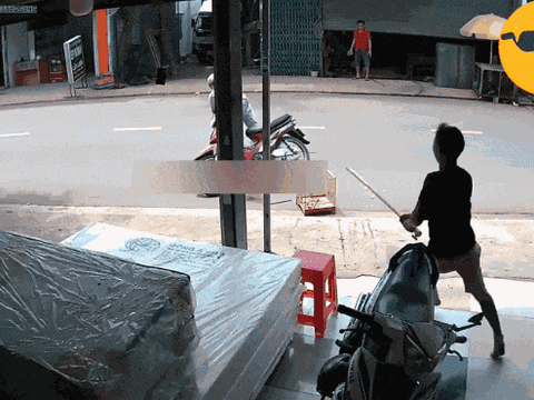 Tên trộm lỡ tay để chim sổ lồng khiến chủ nhà 'nóng mặt' vác gậy đuổi theo