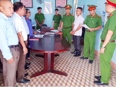 Bắt phó ban chỉ huy quân sự xã nhận hối lộ