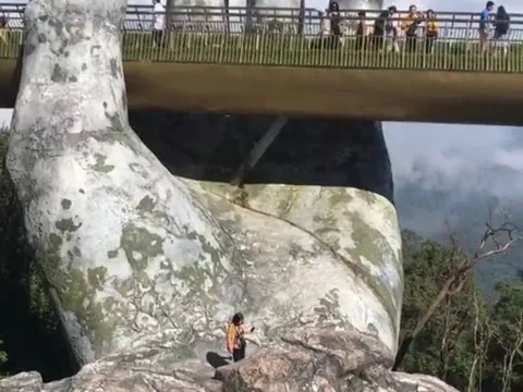 Nữ du khách leo xuống tận dưới bàn tay khổng lồ ở Cầu Vàng - Đà Nẵng khiến cộng đồng mạng chỉ trích ồn ào