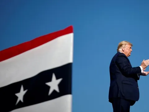 Đưa ra quyết định hiểm hóc giữa nguy cơ rời Nhà Trắng: Ông Trump 'bắn 1 phát đạn trúng 2 mục tiêu'?