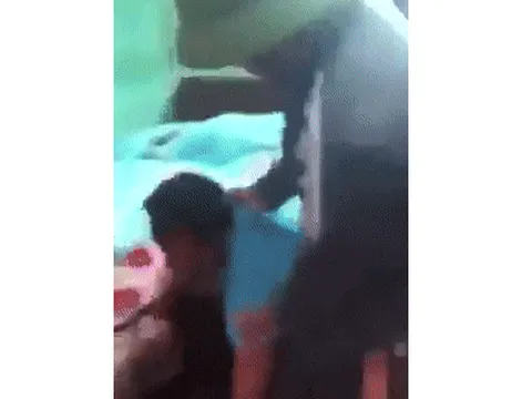 Clip: Chồng bắt quả tang vợ 'tòm tem' chưa kịp mặc áo ngực, người thứ 3 chui ra từ gầm giường gây bất ngờ