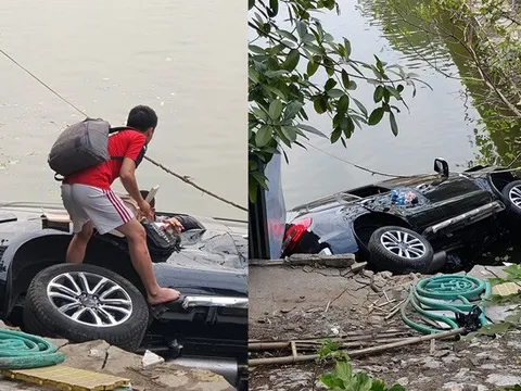 Tài xế húc đổ hàng rào sắt, lao ô tô mới mua xuống hồ Tây, nghi do kẹt chân ga