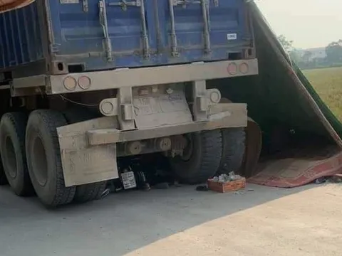 2 chị em ruột bị xe container lùi trúng tử vong thương tâm
