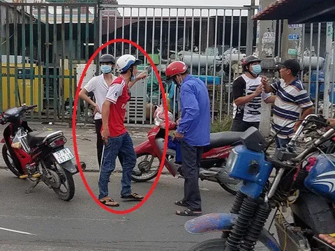 Rút gậy dọa đánh người ngăn cản sau va chạm giao thông, thanh niên bị dân vây đánh túi bụi ở Sài Gòn
