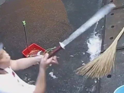 Lời khai của người chồng kẹp cổ, đánh vợ rồi dùng mã tấu dọa chém nhiều người can ngăn ở Sài Gòn