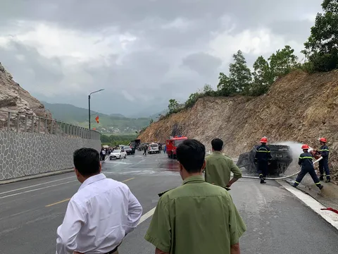 Xe ô tô đâm vào vách núi bốc cháy khiến 3 người thương vong