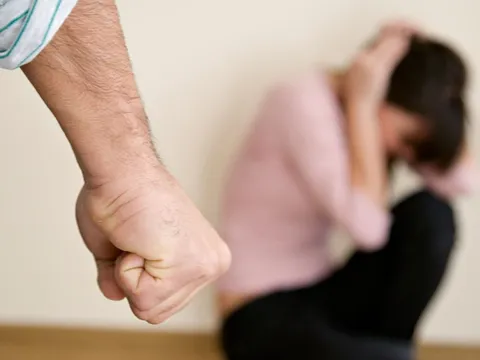 Bị chồng đánh chửi suốt 40 năm, người phụ nữ không thể ly hôn vì lý do gây tranh cãi