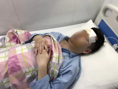 Giám định thương tật khách nam tố nhân viên quán bar hành hung vì mời rượu không uống