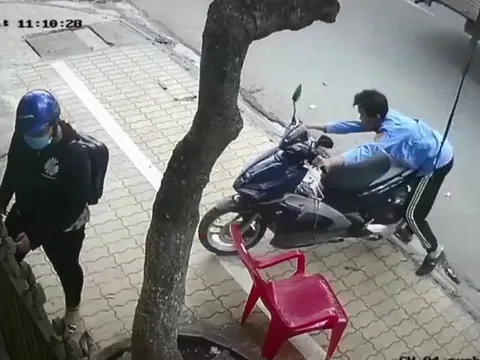 CLIP: Nam bảo vệ vịn trúng tay ga khiến xe máy lao thẳng về phía trước vô cùng nguy hiểm
