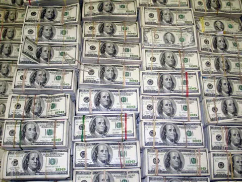 10 đối tượng vận chuyển trái phép gần 30.000 tỷ đồng ra nước ngoài