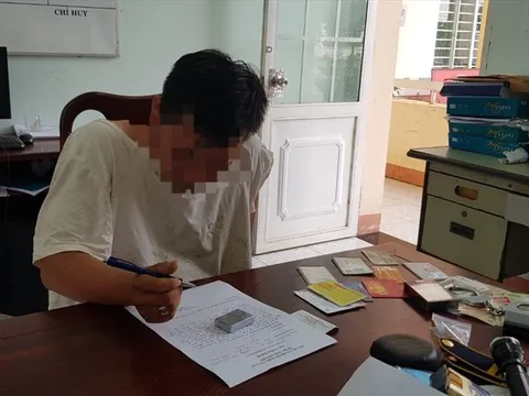 Nam sinh viên cạy cửa xe ô tô trong sân trường rồi lấy trộm đồng hồ trị giá 130 triệu đồng