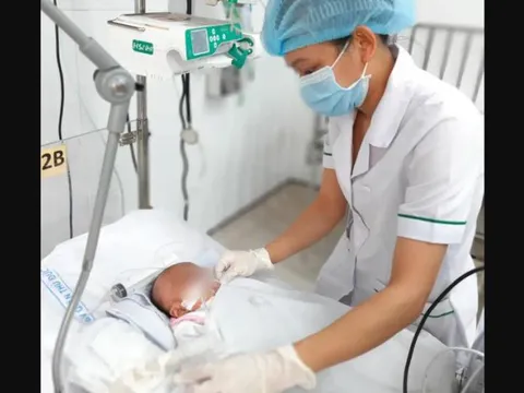 Sản phụ 18 tuổi sinh con trong nhà vệ sinh bệnh viện rồi mang bỏ vào thùng rác