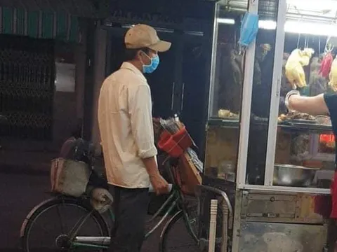 Vào 'quán cơm gà 30K', ngập ngừng hỏi mua hộp 15k, người đàn ông nghèo nhận quà không ngờ từ bà chủ