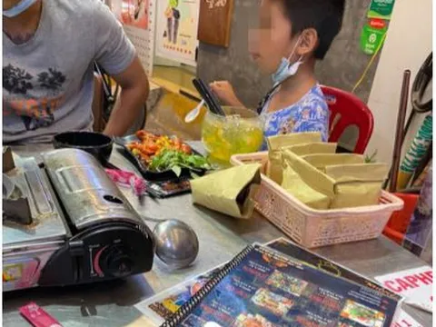Câu chuyện cậu bé bán hàng rong và cô gái trẻ tốt bụng khiến nhiều người ấm lòng giữa Sài Gòn