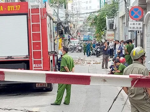 Sau tiếng nổ lớn, bức tường của quán bún đậu bị 'xé toạc' văng ra đường gây kinh hãi