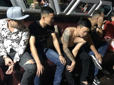 21 nam nữ thanh niên 'phê' ma túy, nhảy nhót trong tiếng nhạc mạnh tại quán karaoke