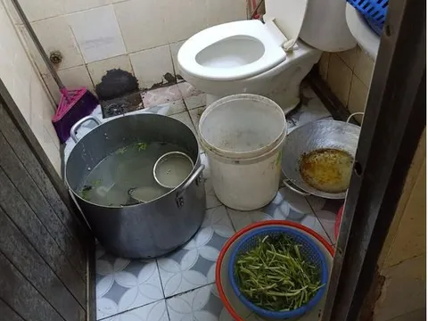 Khách Tây 'sốc nặng' trước cảnh tượng bên trong quán ăn: Rau, nồi đều được để dưới sàn toilet