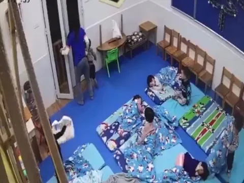 Phạt bé trai 3 tuổi đứng ngoài cửa lớp giữa trời lạnh, nữ giáo viên bị sa thải