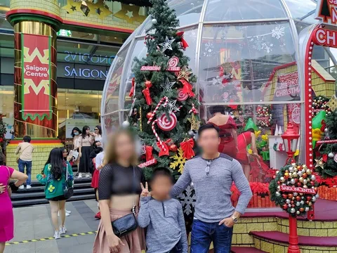 Nhóm phụ huynh xôn xao trước loạt hình ảnh người phụ nữ để ngực trần đi chơi Noel cùng chồng và con nhỏ