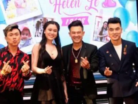 Đau xé lòng với bức ảnh Vân Quang Long cầu nguyện Chí Tài ra đi thanh thản