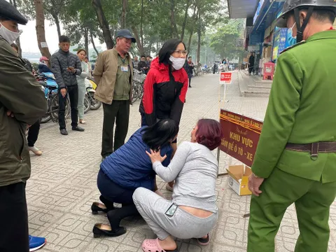 Người thân gào khóc thảm thiết bên thi thể người đàn ông rơi từ tầng 15 chung cư Linh Đàm tử vong