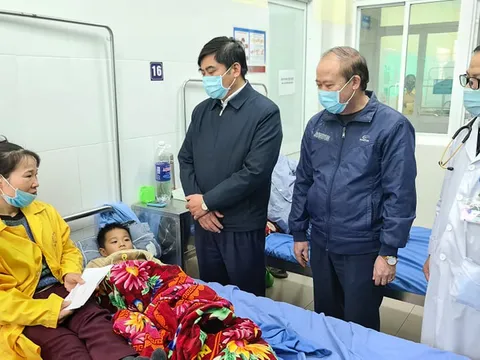 Đổ máy ép cọc công trình nhà văn hoá, 2 cháu nhỏ tử vong thương tâm, 2 bé nhập viện