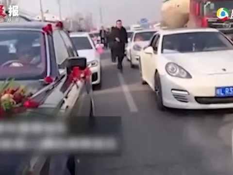 Màn rước dâu 'đón 1 về 3', tặng kèm thêm chục phù dâu và 22 xe cưới khiến chú rể hoang mang tột độ, dân mạng lại được phen cười bò