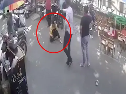 CLIP: Sau cự cãi, người đàn ông lao tới tát liên tiếp 2 nữ nhân viên rồi túm tóc quăng mạnh xuống đường