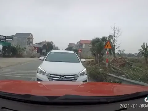 CLIP: Ô tô đi ngược chiều quyết không nhường đường, hành động của tài xế sau đó mới thật sự bất ngờ