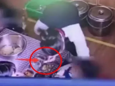 Cô giáo mầm non ép bé trai ăn tương ớt gây phẫn nộ