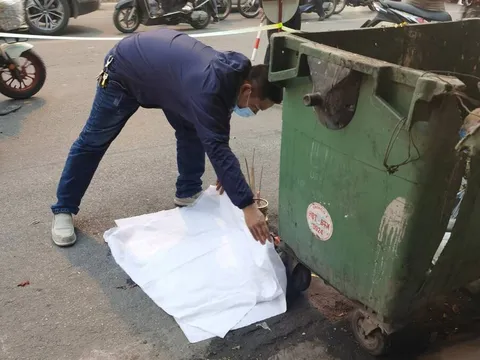 Xót xa thai nhi bị vứt bỏ cạnh bãi rác, ô tô đi đường đè trúng thương tâm