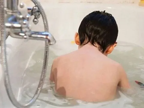 Bé trai 17 tháng tuổi vào nhà tắm chơi, đến lúc bố đi tìm thì con đã tử vong