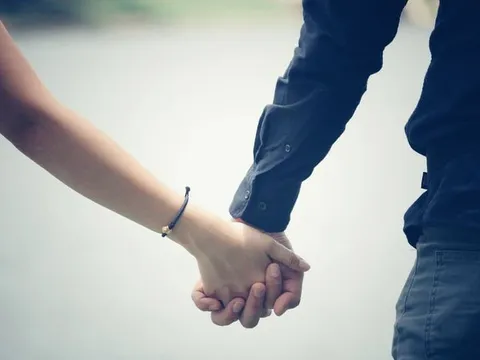Hành động của nam sinh viên khiến 'bạn gái thuê' sợ tái mặt