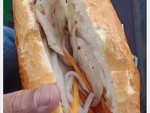 Mua bánh mì vỉa hè ở khu nhà giàu, tài xế xe ôm công nghệ 'khóc thét' vì điều này
