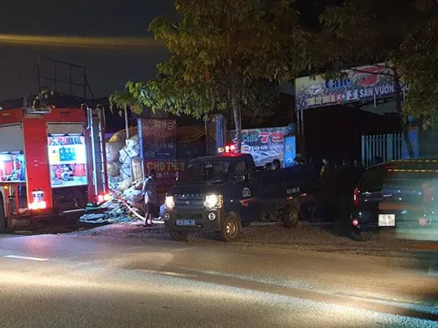 Nam thanh niên vừa đi cai nghiện về ôm bình gas, can xăng la hét dọa đốt quán cà phê
