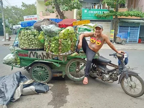 Ấm lòng xe rau miễn phí dành cho người nghèo và sinh viên của người đàn ông xăm trổ