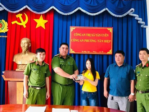 Chủ cửa hàng điện thoại trả lại gần 100 triệu đồng của khách đánh rơi