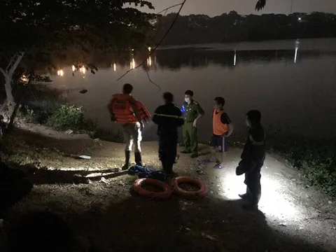 Phát hiện thi thể người đàn ông nổi trên hồ Đá làng đại học, trên bụng buộc tảng đá lớn nặng khoảng 10kg