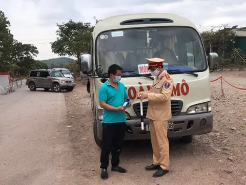Quảng Ninh: Phạt 7,5 triệu đồng ô tô chở quá số người theo quy định phòng chống dịch COVID-19