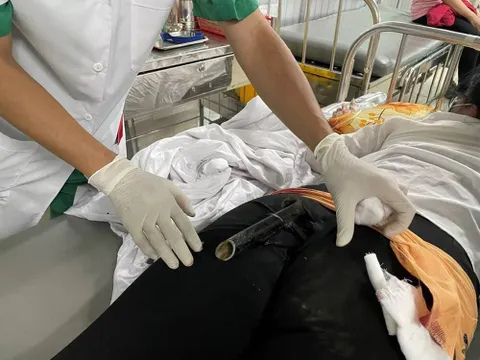Cấp cứu thành công cô gái bị chân chống xe máy đâm vào mông sau va chạm giao thông