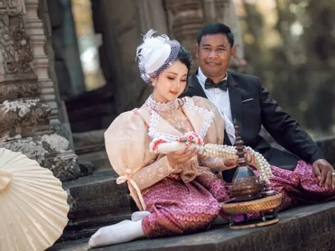 Lại thêm một câu chuyện 'đũa lệch' gây tranh cãi, chú rể đã 52 mà cô dâu chỉ mới 19 tuổi